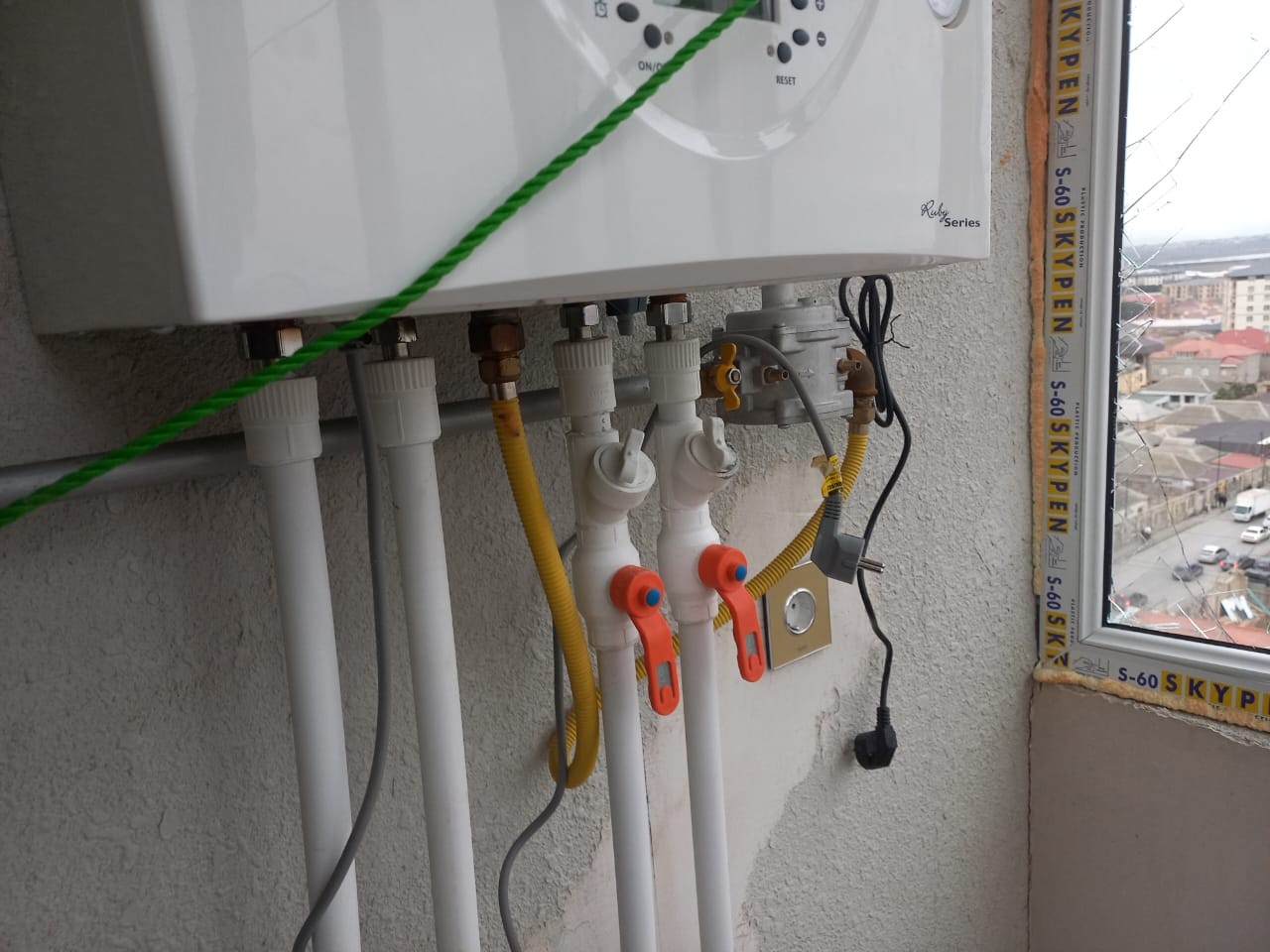 Xırdalanda mənzildə partlayış baş verdi - Xəsarət alan var (FOTOLAR/VİDEO)